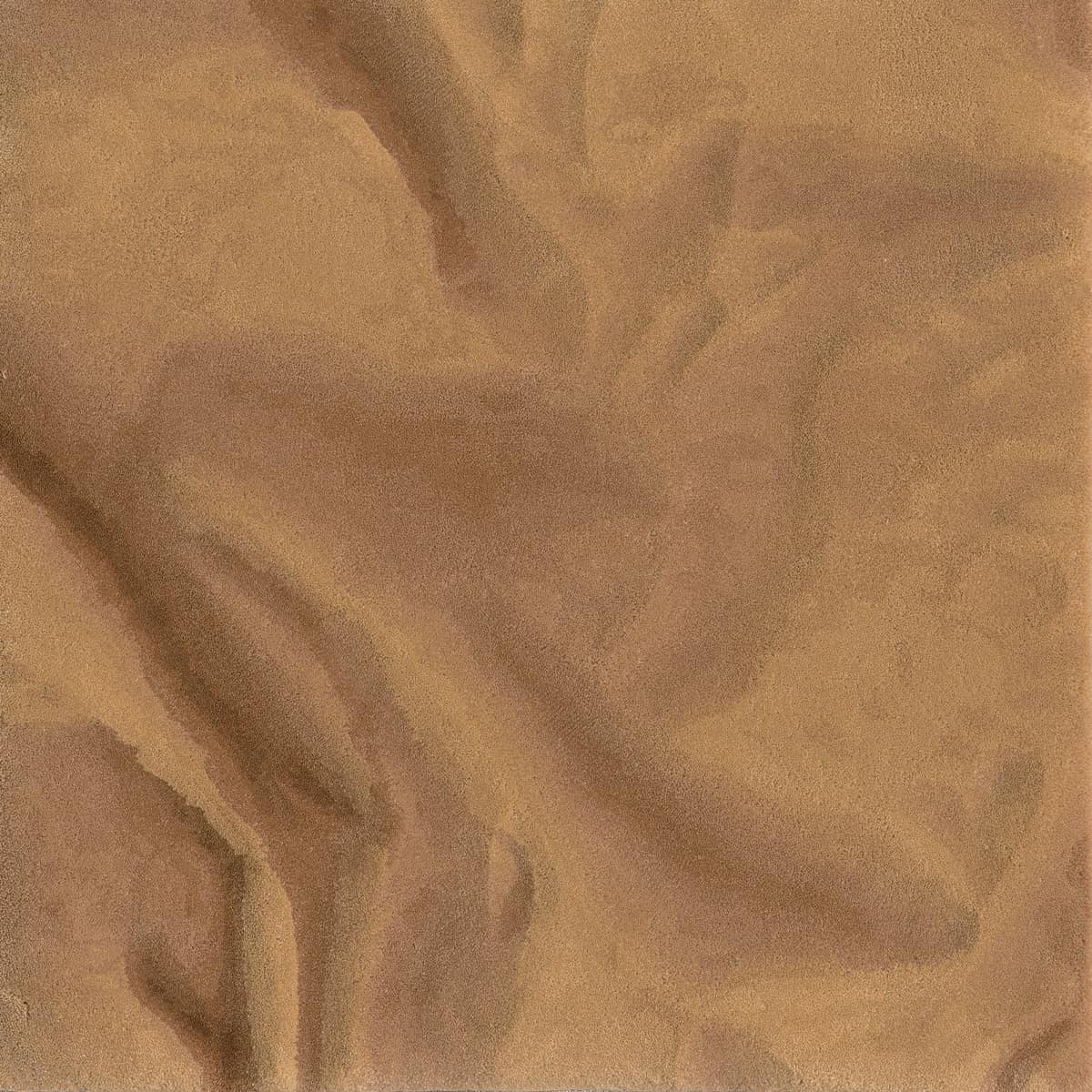 Beiger Teppich mit Falten-Muster.