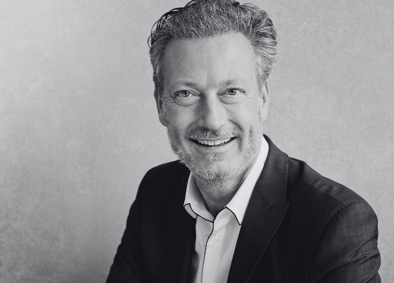 Ein schwarz-weiß Porträt von Chris-Jacob Schminnes.