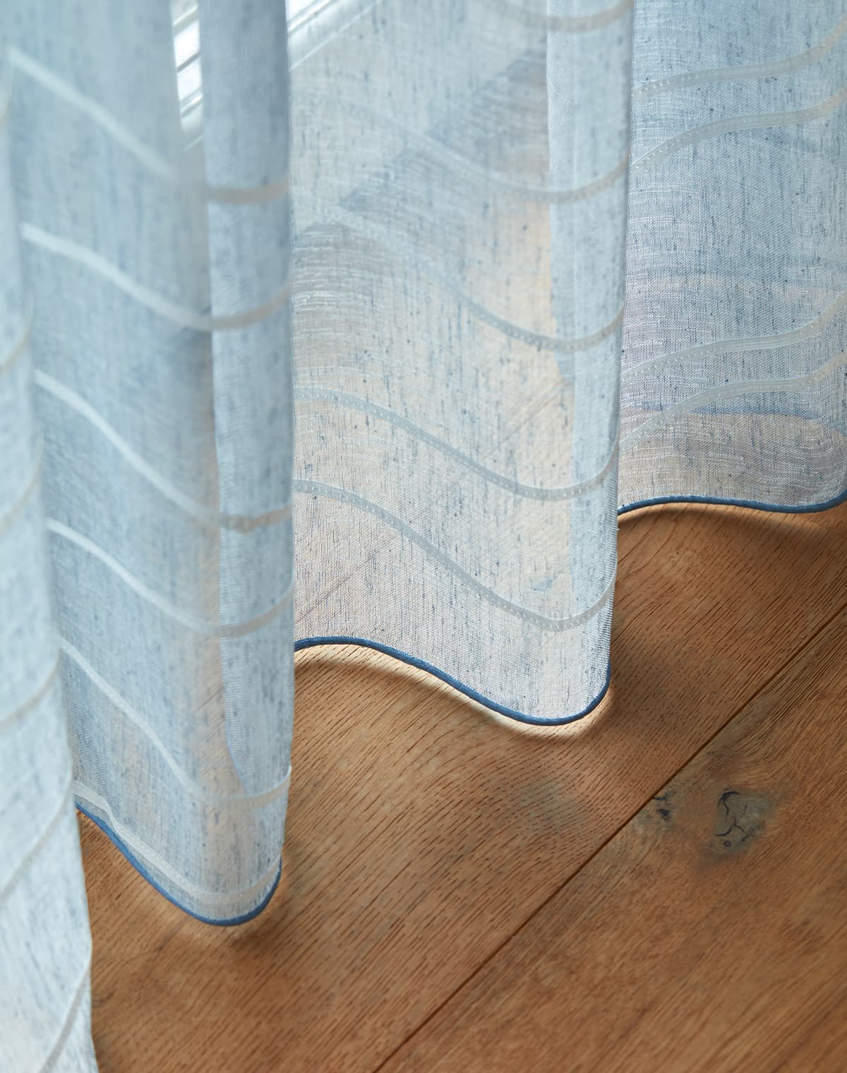 Eine Nahaufnahme von einem türkisen Vorhang.