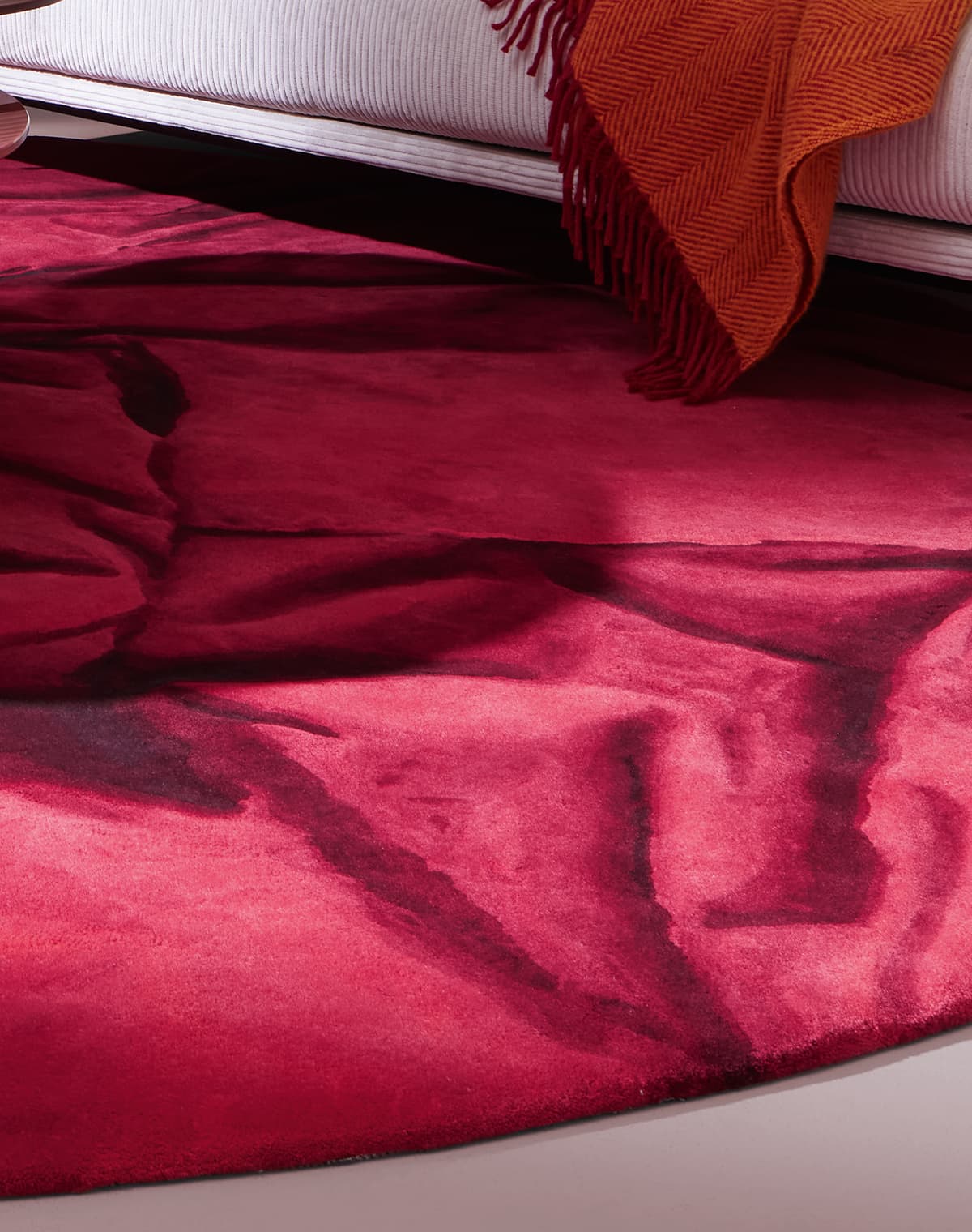 Teppich Be Cuddly in rot in einer Raumsituation