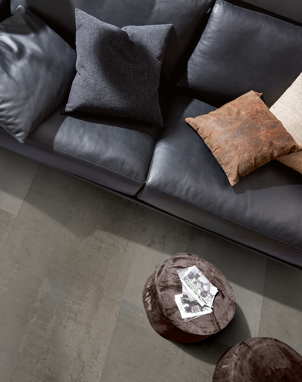 Grauer LVT in Steinoptik im Wohnzimmer