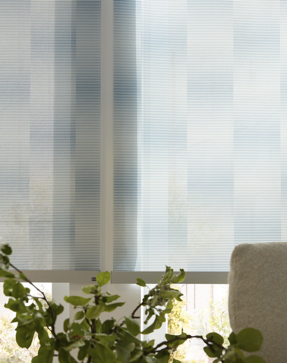 Karriertes Rollo in blau am Fenster
