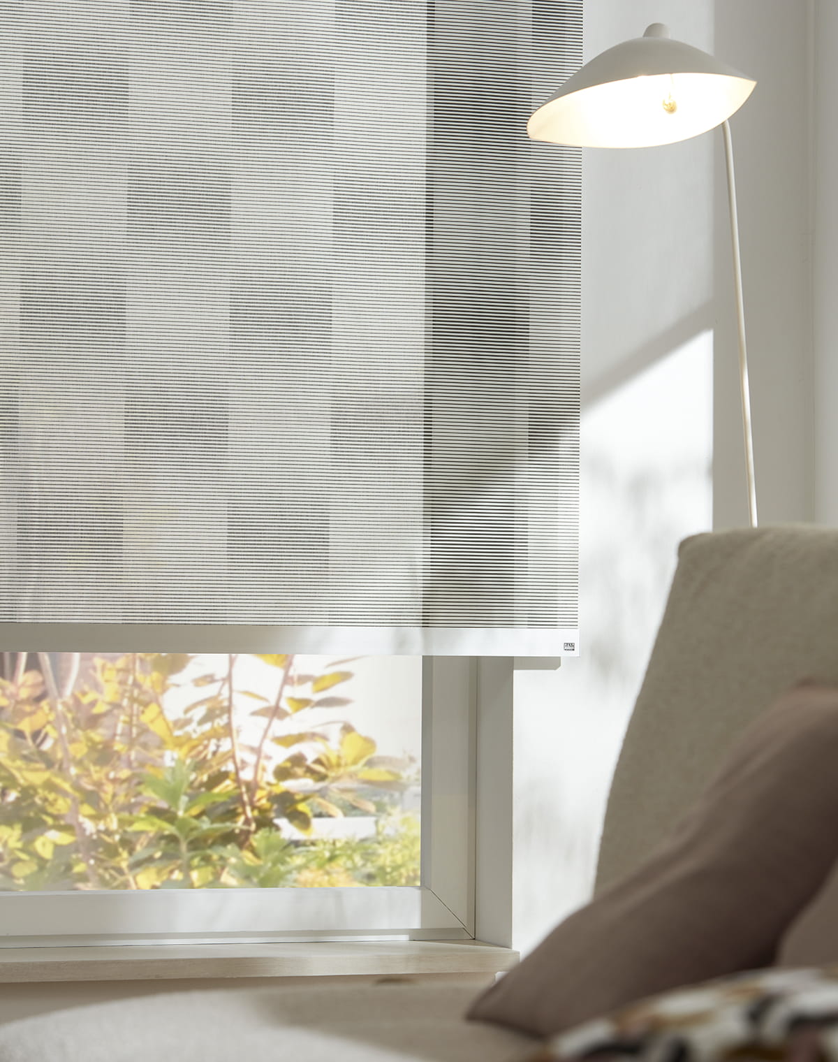 Karriertes Rollo in hellgrau am Fenster