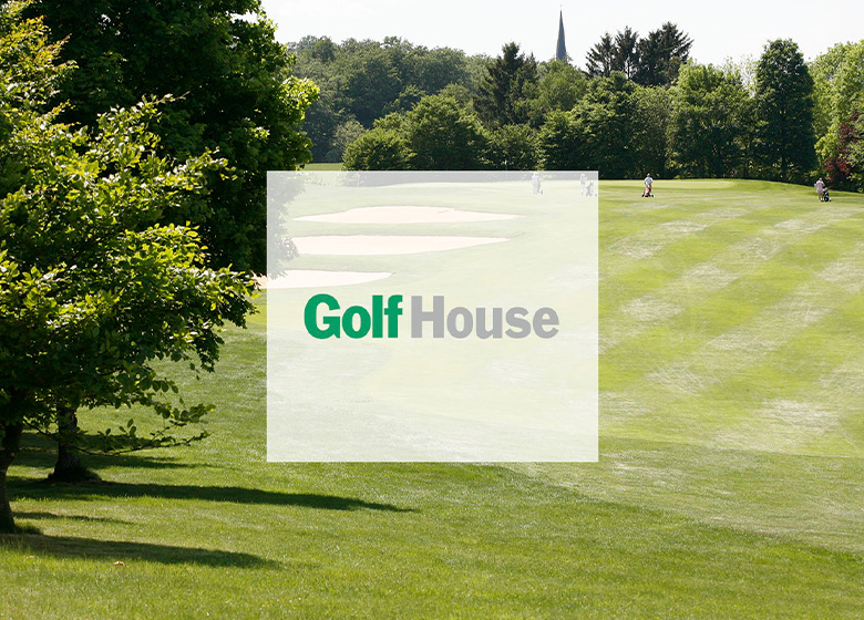Eine Aufnahme von einem GolfHouse-Logo vor einem Golfplatz.