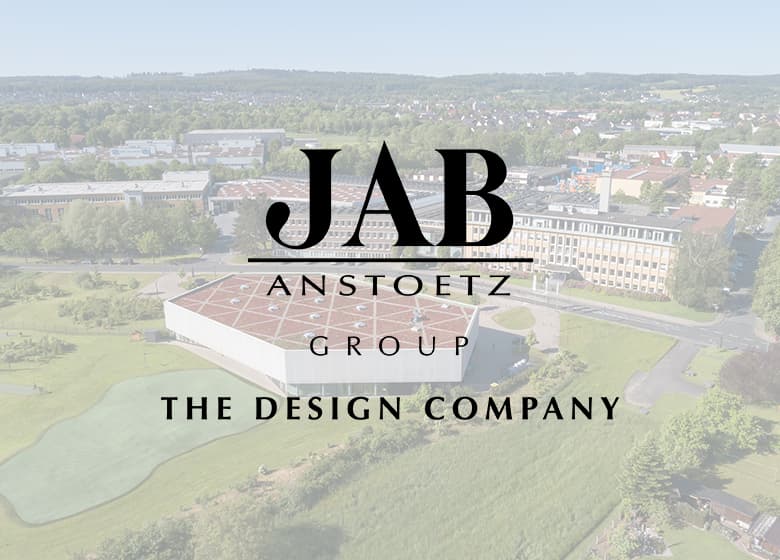 Eine Aufnahme von unserem Headquarter mit dem Group-Claim davor. 