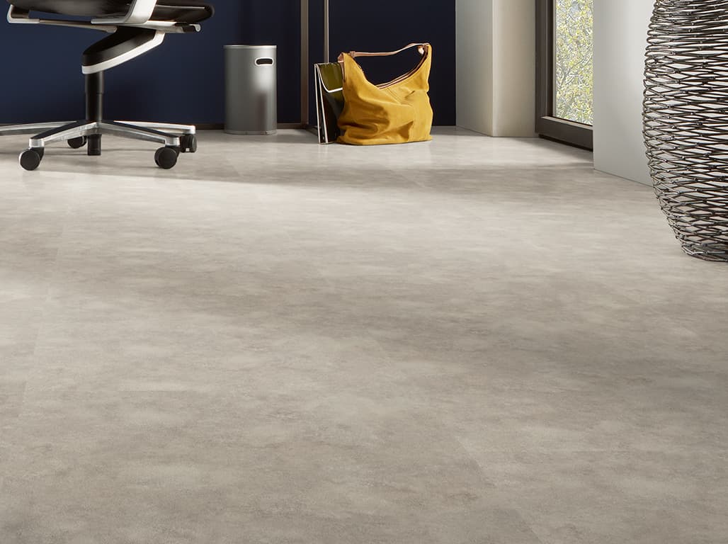Grau beiger LVT in Steinoptik im Büro