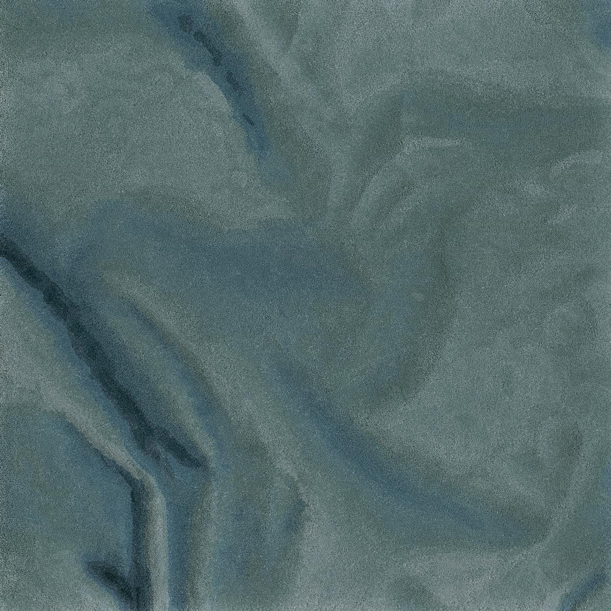 Blauer Teppich in Falten Muster