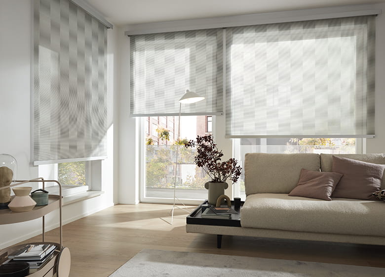 Helles Wohnzimmer mit karierten Rollos an bodentiefen Fenstern