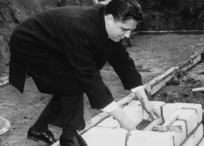 Eine Aufnahme von Heinz Anstoetz, der den ersten Grundstein legt.